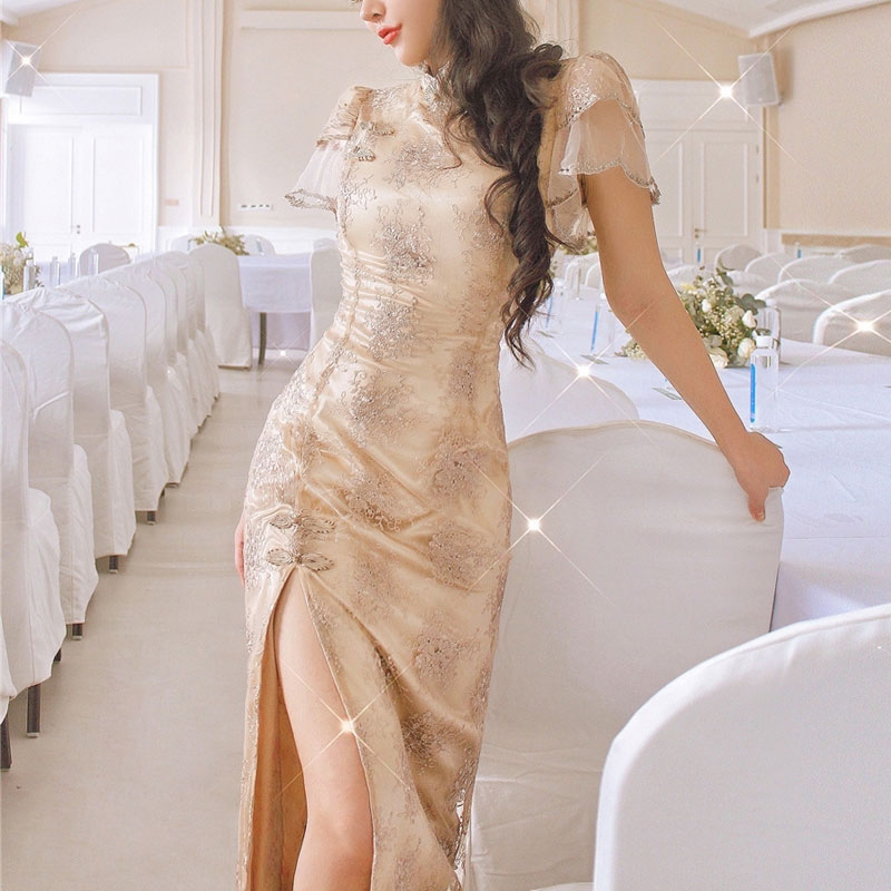 刺繍が鮮やかな、ゴージャスな雰囲気のチャイナドレス。