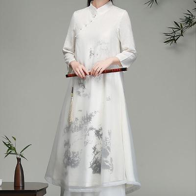 白のシフォン素材の上品なアオザイ風ドレス。