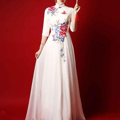 豪華な花刺繍が入った中華風イブニングドレス