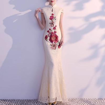 繊細なレースに華やかな花刺繍をあしらったロング丈チャイナドレス。