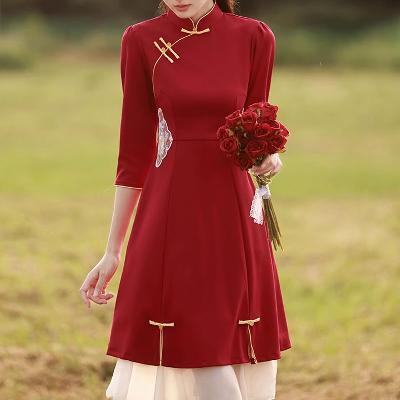 落ち着いた深紅のエレガントなチャイナ