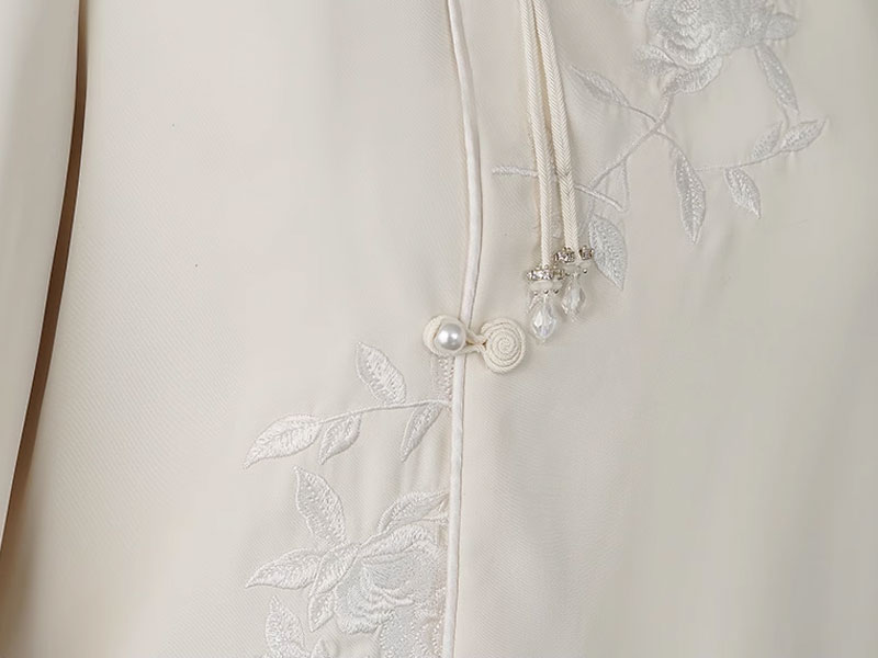 刺繍入り中華風のトップス