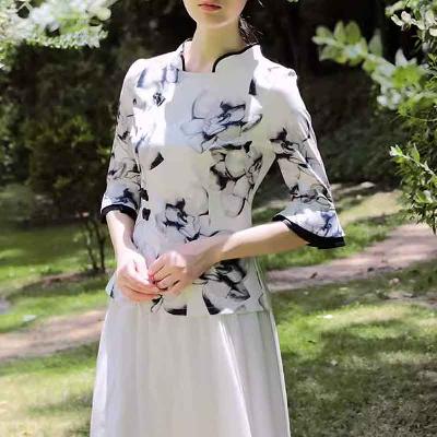 水彩画風の花柄ブラウス
