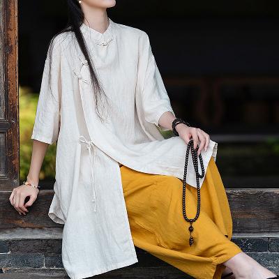 リネン素材のゆったりとしたシルエットのチュニック