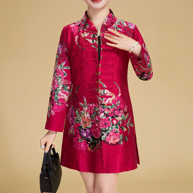 赤とピンクは花柄、グレーはクジャクの羽根柄のエレガントなジャケット。シルク混なので上品な光沢があります。Aラインでお尻が隠れるのでスタイルアップ効果もあります。 お手持ちのお洋服の上からさっと羽織るだけで華やぐ装いになります。  チャイナ服 トップス カーディガン 鳥 鶴 花柄 チャイナドレス 普段着 舞台 中国風 30代 40代 50代 60代 70代 80代  素材：絹45% ポリエステル35% 麻20% 裏地：なし 伸縮：少しあり 着脱：前開き  シーズン：春、秋、冬 袖：長袖 着用機会：普段、カジ