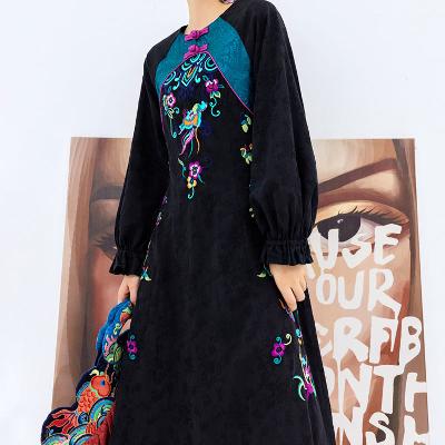 エスニックな民族風の刺繍が入ったブラックロングワンピース。